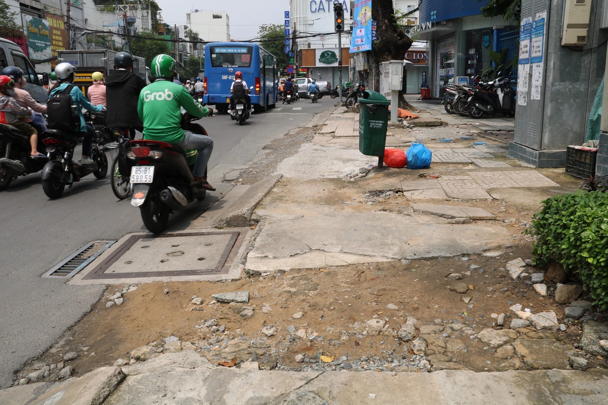 Tại các ngã tư, tình trạng vỉa hè xuống cấp trầm trọng hơn. xuong-cap 10.jpg