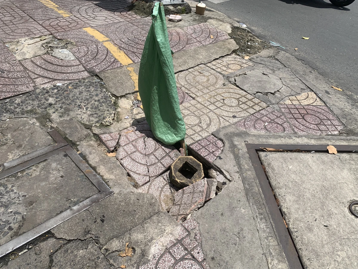 Vỉa hè sụt lún trên đường Võ Thị Sáu (quận 3), người dân cắm cây cảnh báo. xuong cap-13.jpg