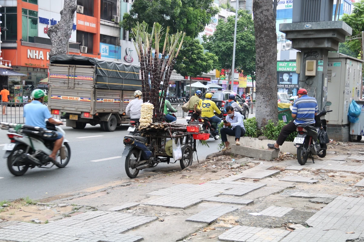Vỉa hè trên đường Ba Tháng Hai (quận 10) lởm chởm, xuống cấp. xuong-cap 2.jpg