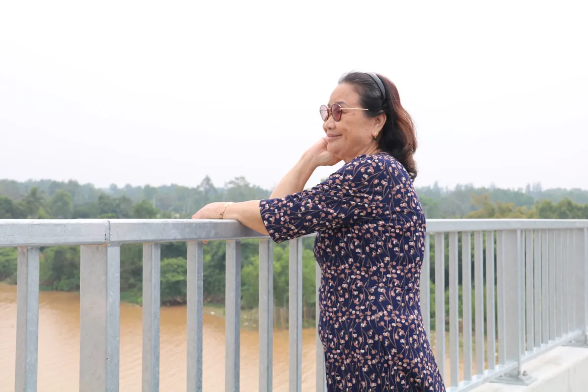 Bà Liên vui mừng khi chứng kiến cầu sắp được thông xe sau nhiều năm thi công. z4856767561544_475567aacab151347461cf48be98706a.jpg