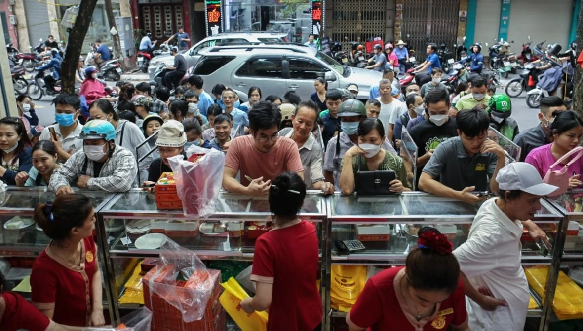 Do lượng khách xếp hàng đông, giao thông tại khu vực này đôi lúc có hiện tượng ùn ứ. banh-trung-thu-bao-phuong-10-2796-1102.jpg