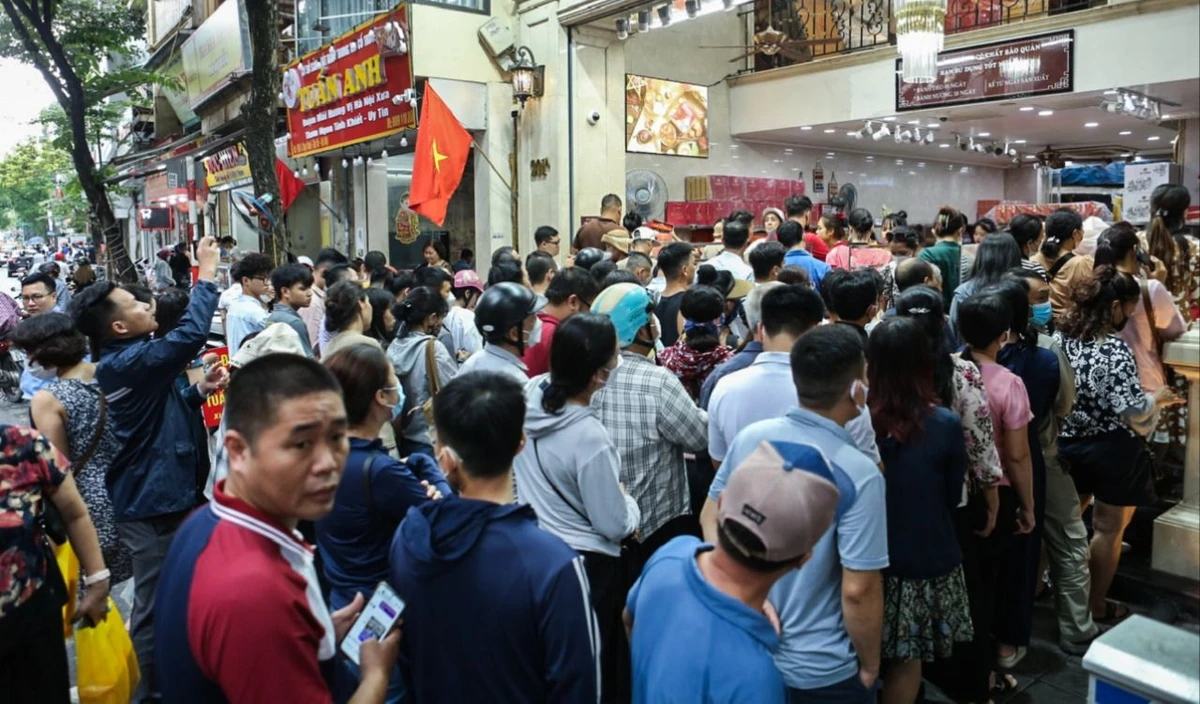 Chị Trần Thị Hương Lan (Hoàng Mai, Hà Nội) chia sẻ: "Tôi phải mất gần một giờ đồng hồ xếp hàng mới có được những hộp bánh này. Dù có phải chờ đợi thêm, tôi vẫn chờ, cả năm mới có một dịp nên tôi phải mua được loại bánh mình thích. Hôm nay tôi mua được 4 hộp với giá hơn 900.000 đồng". banh-trung-thu-bao-phuong-6-6146-8260.jpg