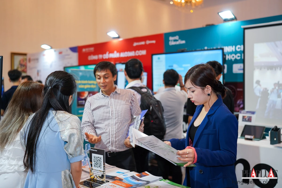 Các gian hàng thu hút đông khách tham quan. Ảnh: TIỂU MINH Các gian hàng thu hút đông khách tham quan. Ảnh: TIỂU MINH