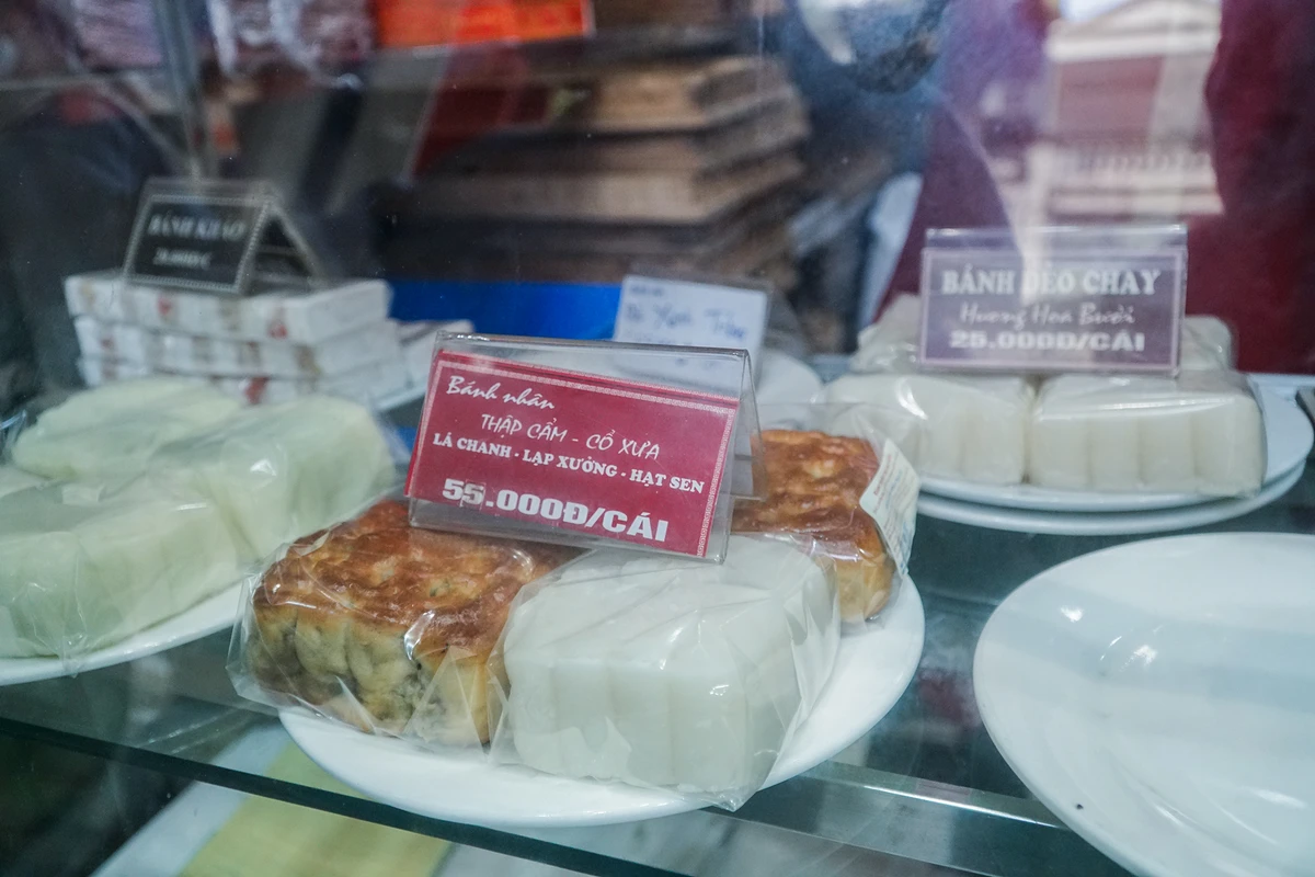 Anh Phạm Hải Đăng (chủ cửa hàng) cho hay, mỗi ngày cơ sở sản xuất khoảng 4.000 chiếc bánh để phục vụ nhu cầu của người dân. Dù số lượng sản xuất lớn như vậy nhưng "cung vẫn không đủ cầu". banh-trung-thu-bao-phuong (2).JPG