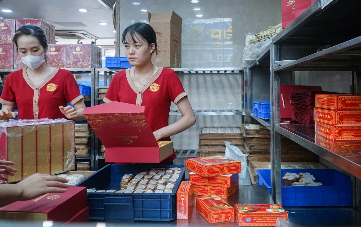 Phía bên trong cửa hàng, nhân viên phải luôn chân luôn tay đóng gói những hộp bánh để phục vụ các vị khách đang xếp hàng phía ngoài. banh-trung-thu-bao-phuong (3).JPG