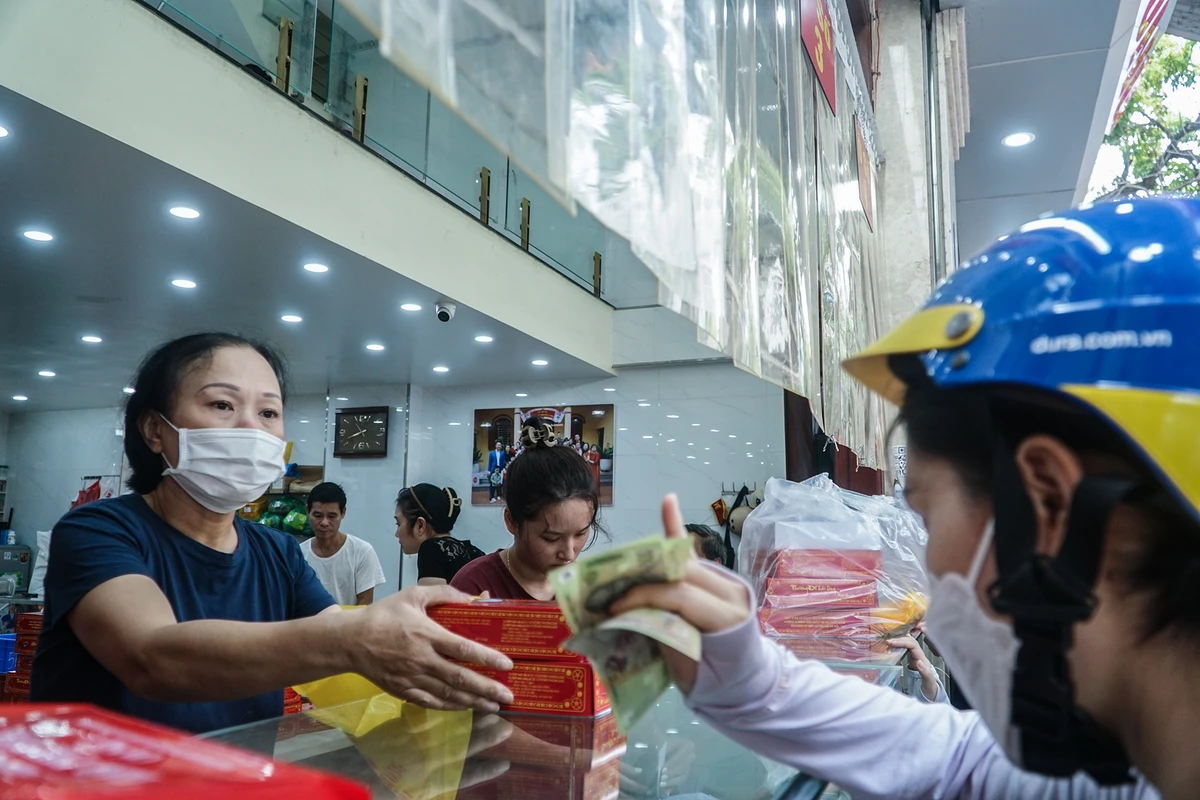 Nhân viên ở đây chia sẻ, vì bánh của cơ sở không có chất bảo quản nên chỉ lưu trữ được ít ngày, do vậy cận kề Trung thu, người dân mới đổ xô đến mua. Tiệm vẫn giữ nguyên mức giá cũ từ 40.000-80.000 đồng/chiếc cho cả bánh dẻo và bánh nướng. So với những năm trước, năm nay số lượng khách hàng tăng đáng kể. banh-trung-thu-bao-phuong (4).JPG