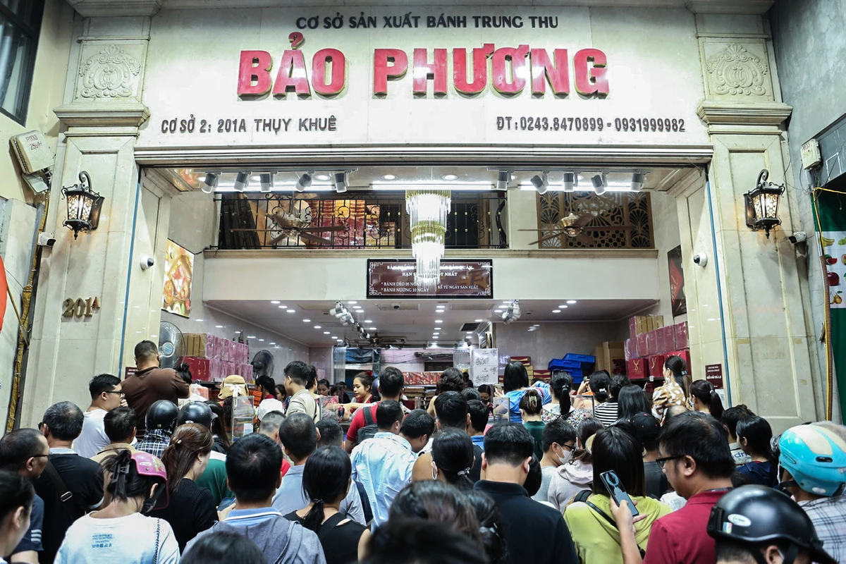 Bảo Phương là tiệm bánh trung thu truyền thống, có tuổi đời hơn 70 năm ở thủ đô nên không chỉ người Hà Nội mà khách ngoại tỉnh và Việt kiều cũng tìm đến xếp hàng mua bánh mỗi dịp tết Trung thu. banh-trung-thu-bao-phuong (5).jpg