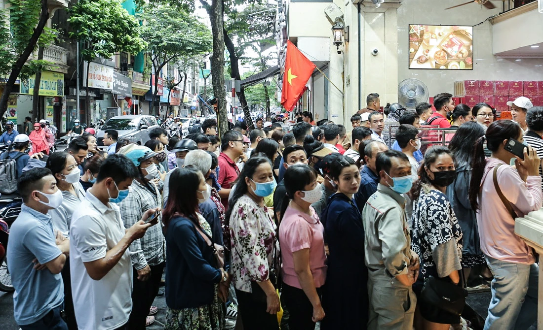 Vào dịp Trung thu, dòng người xếp hàng dài ở 1 tiệm bánh trên đường Thụy Khuê, Hà Nội. Bánh Trung thu ở đây từ lâu đã trở thành thương hiệu nổi tiếng, do đó ai cũng muốn mua về để làm quà biếu hoặc để thưởng thức. banh-trung-thu-bao-phuong (7).jpg