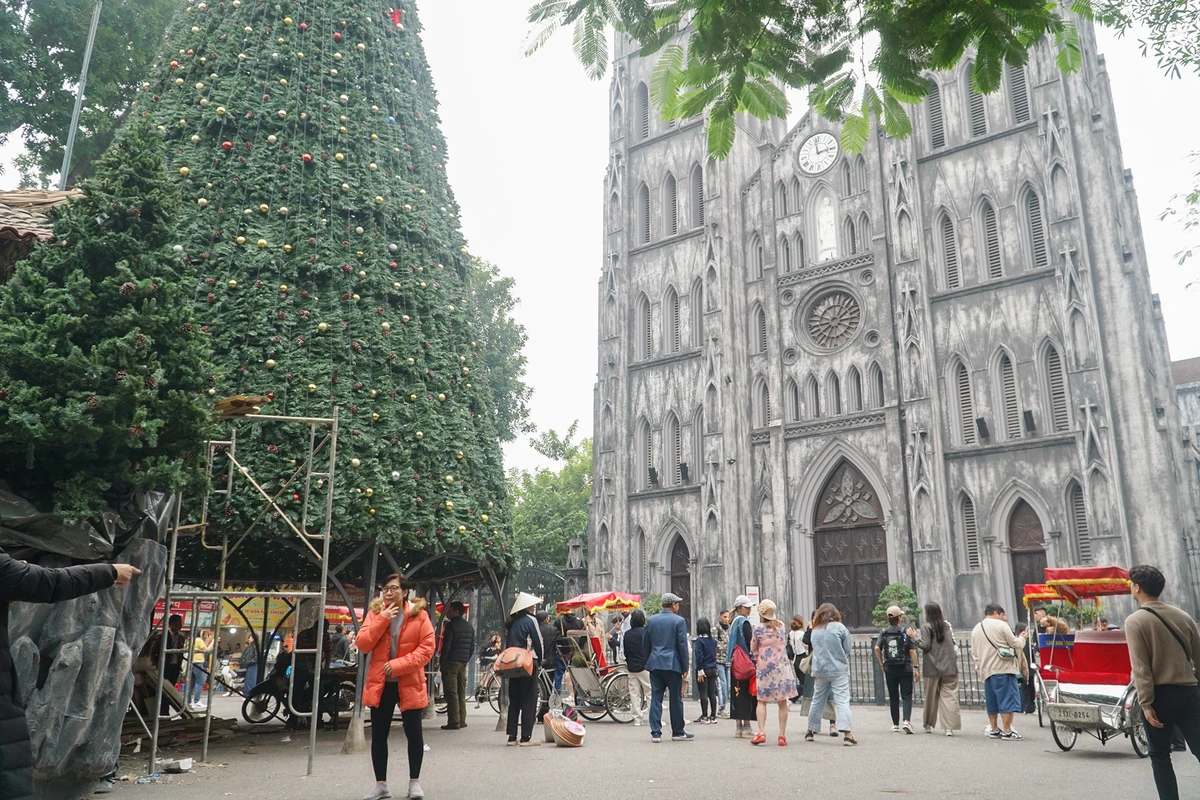 Cận cảnh những cây thông noel 'khổng lồ' ở Hà Nội phục vụ dịp Giáng sinh 2023