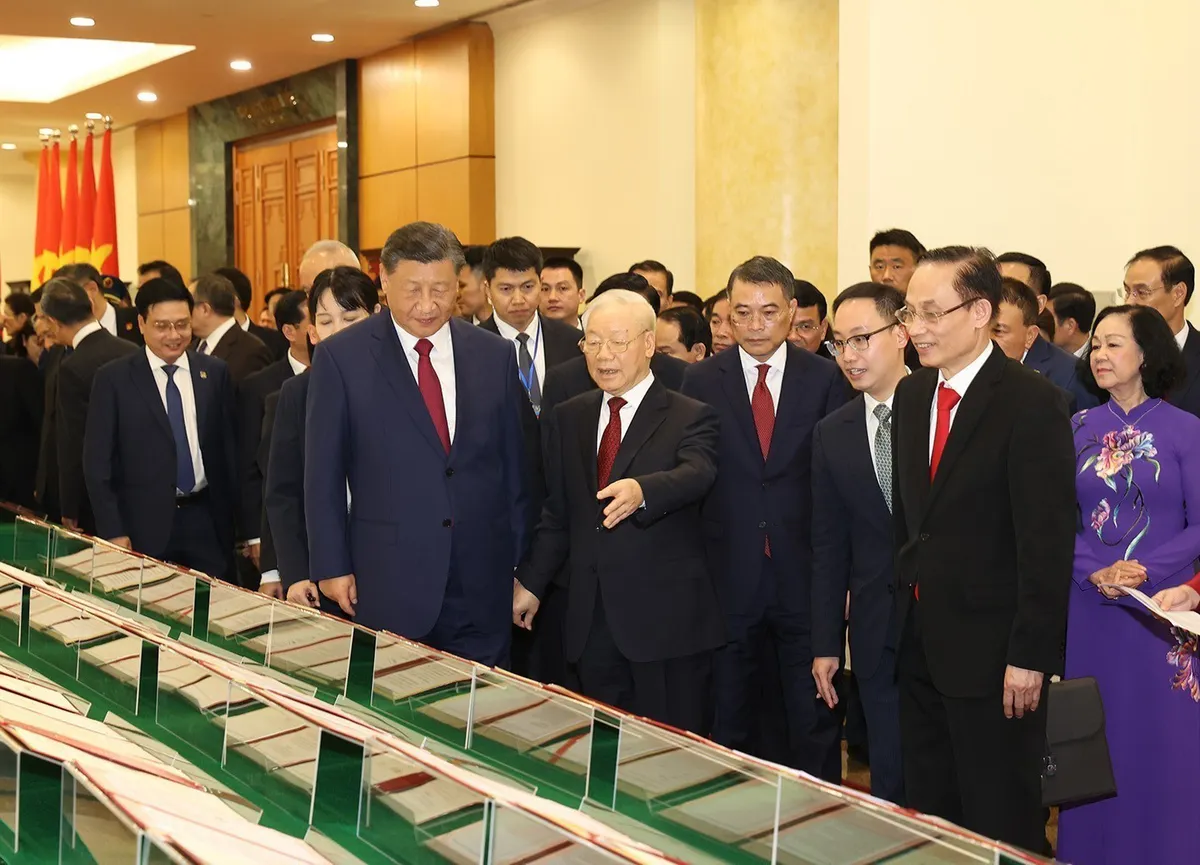 Tổng Bí thư Nguyễn Phú Trọng và Tổng Bí thư, Chủ tịch nước Trung Quốc Tập Cận Bình cùng xem và nghe giới thiệu các văn kiện hợp tác giữa hai nước đã được ký kết. Ảnh: TTXVN Tuyên bố chung về xây dựng Cộng đồng chia sẻ tương lai Việt - Trung