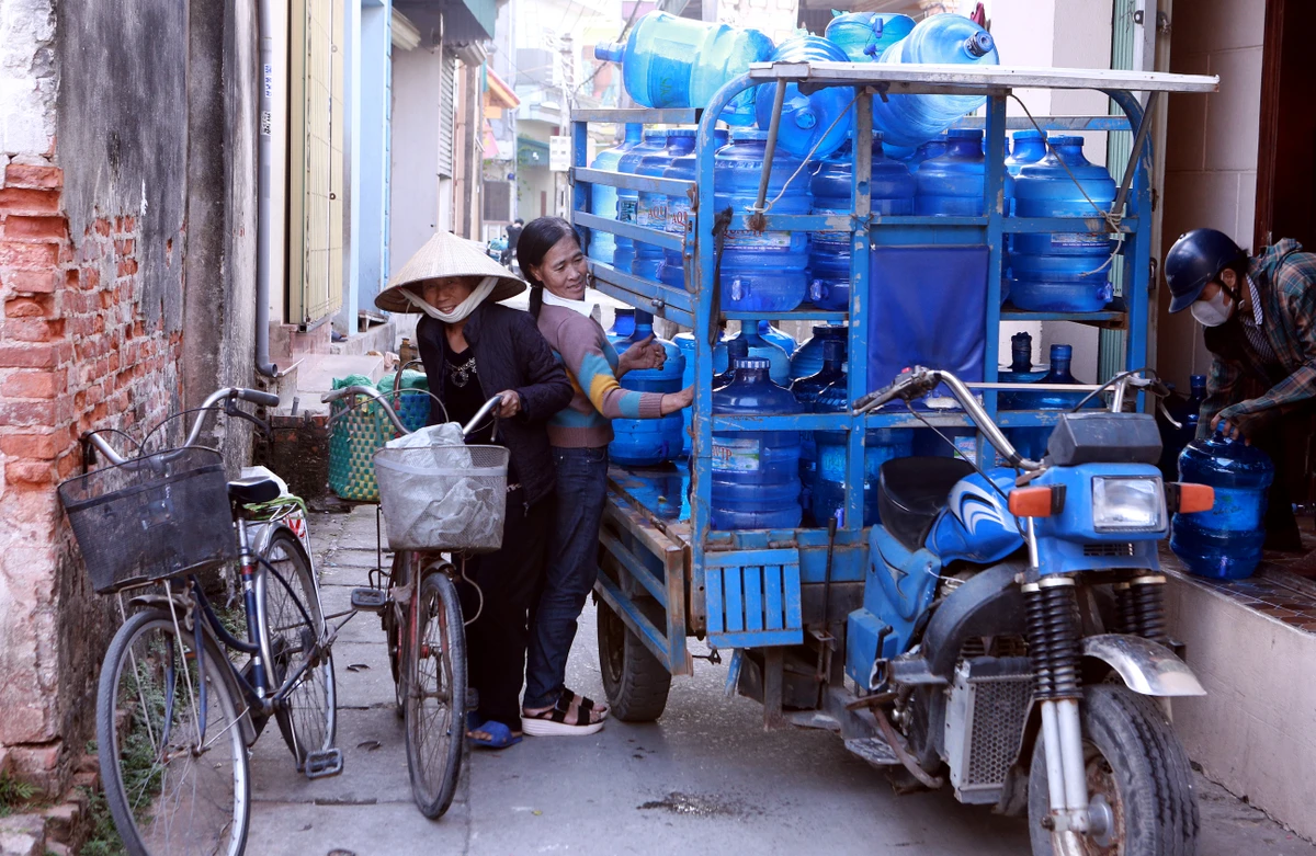 Nếu đến Ngư Lộc vào những ngày cuối tuần hoặc sáng sớm thì tắc đường như một “đặc sản” của vùng đất này.