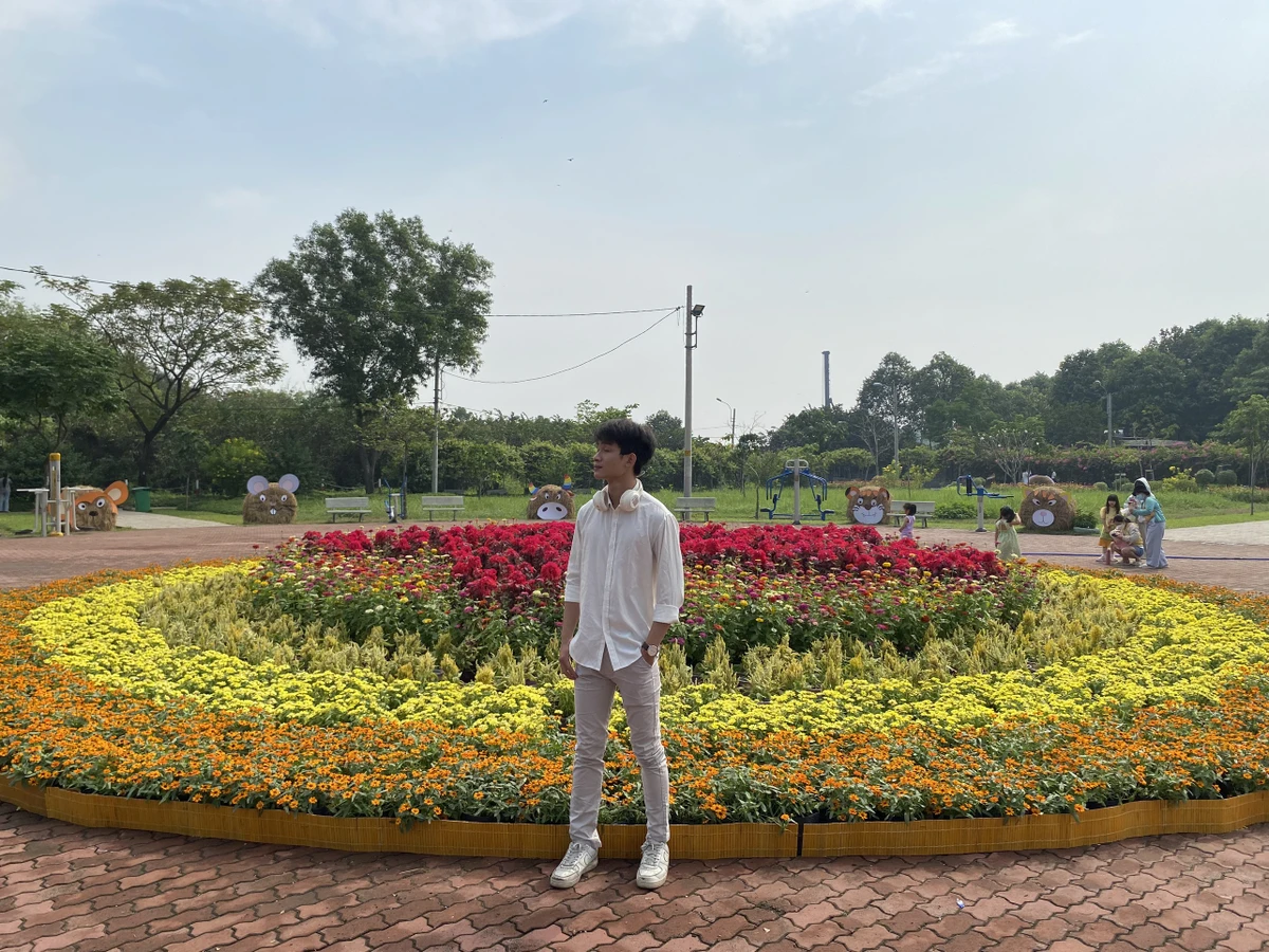 Nhiều loại hoa đầy đủ màu sắc được trang trí. Ảnh: HOÀNG HIẾU. cong-vien13-2003.jpg