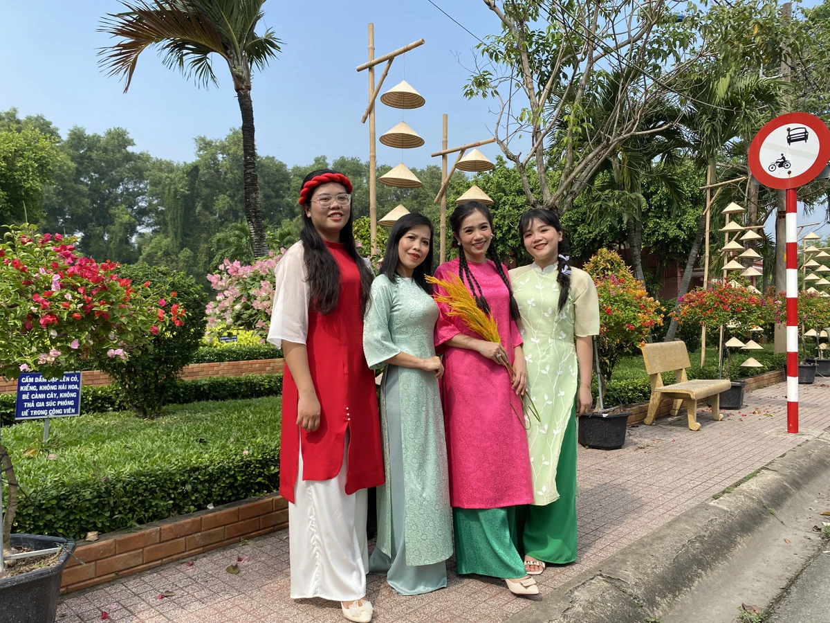Những tà áo dài đầy màu sắc. Ảnh: HOÀNG HIẾU. cong-vien14-857.jpg
