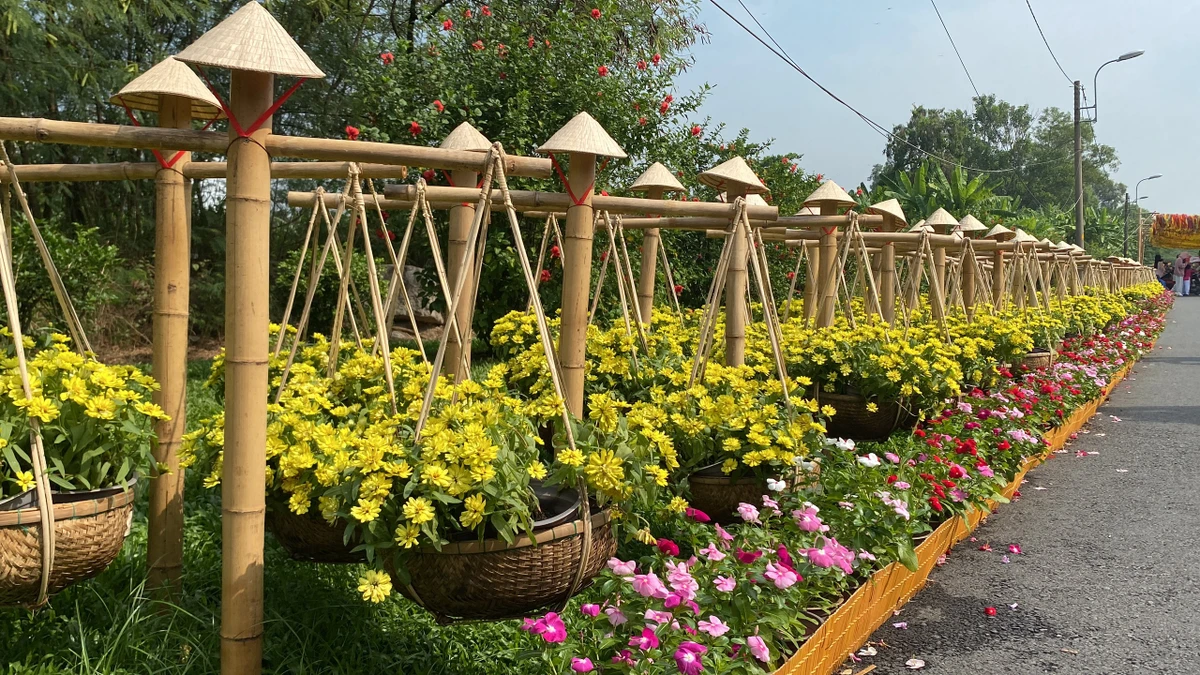 "Nàng gánh lúa" được trang trí miêu tả người dân gánh lúa. Ảnh: HOÀNG HIẾU. cong-vien4-3620.jpg