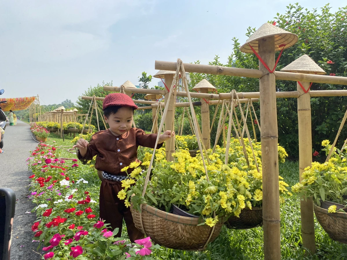 Những vật liệu thân thiện với môi trường như tre, nứa..Ảnh: HOÀNG HIẾU. cong-vien9-6790.jpg