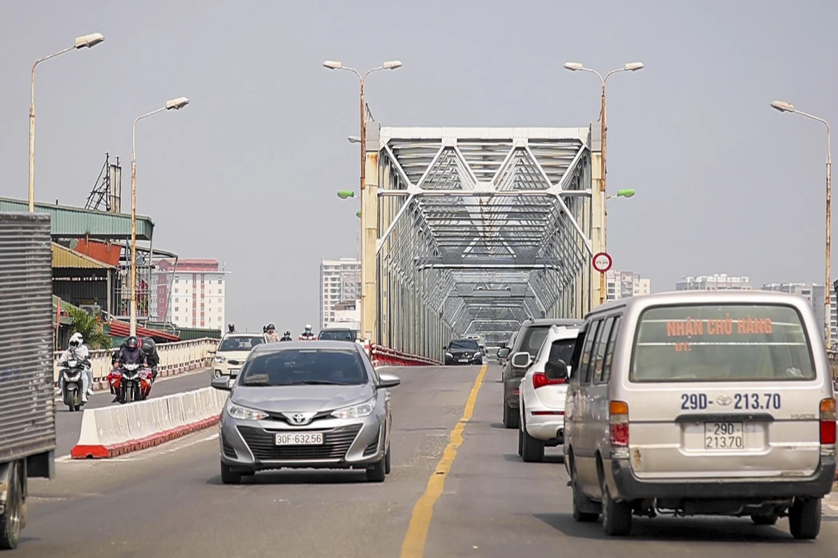 Đây là cây cầu lớn lần đầu tiên được thiết kế và thi công tại Việt Nam mà không cần có sự trợ giúp kỹ thuật của các chuyên gia nước ngoài. Cầu Chương Dương gắn liền với tên tuổi kỹ sư Bùi Danh Lưu, người sau này trở thành Bộ trưởng Bộ GTVT (nhiệm kỳ 1986 - 1996)