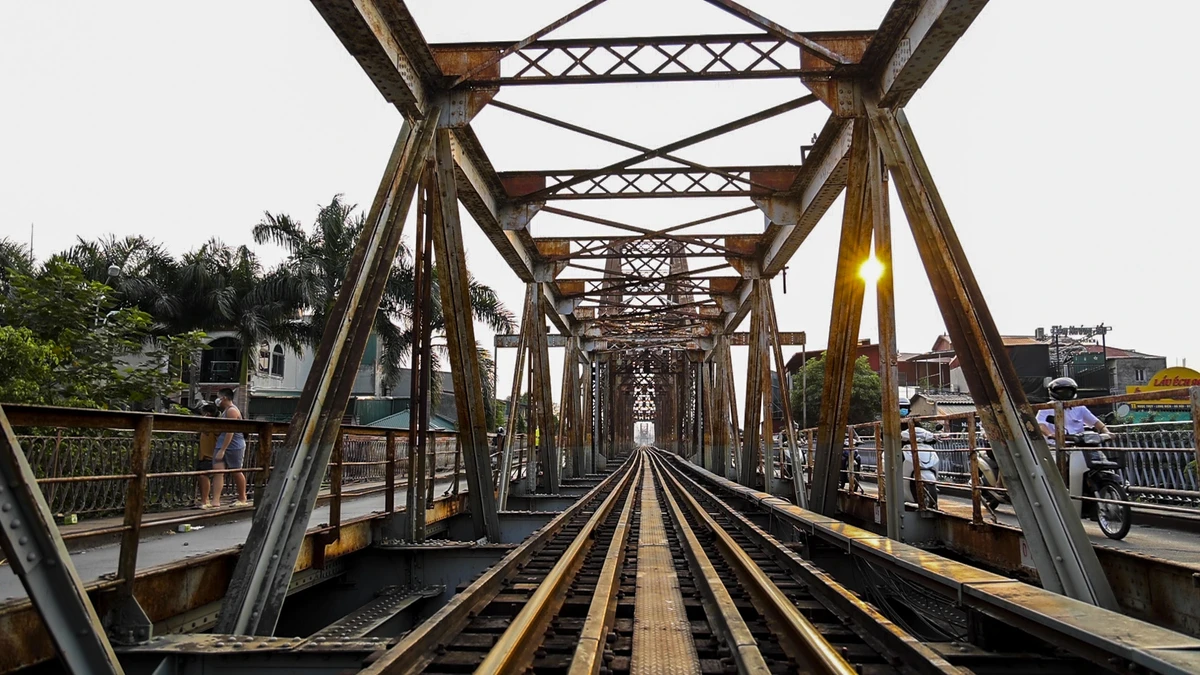 Giữa cầu Long Biên là làn dành cho đường sắt, hai bên là làn đường dành cho xe cơ giới và người đi bộ. Đặc biệt, luồng giao thông của cầu theo hướng đi xuôi ở phía trái cầu chứ không ở bên phải như các cầu thông thường khác.