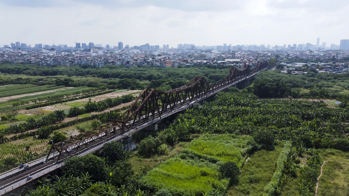 Cầu Long Biên nối quận Hoàn Kiếm với quận Long Biên. Cầu được xây dựng từ năm 1898 đến 1902. Cầu có 896 m cầu dẫn, 2.290 m bắc qua sông; 19 nhịp dầm thép đặt trên 20 trụ cao hơn 40 m. Đây là cây cầu thép đầu tiên và dài nhất ở Việt Nam.