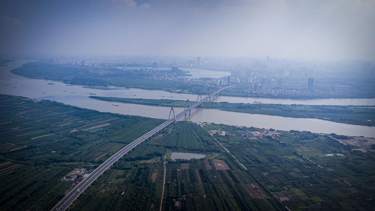 Cầu Nhật Tân là một trong những dự án trọng điểm quốc gia có mức tổng số vốn đầu tư lên đến 13.626 tỉ đồng. Sau khi khởi công xây dựng vào tháng 3 năm 2009, phải hết gần 6 năm cây cầu mới hoàn thành (tháng 1 - 2015).