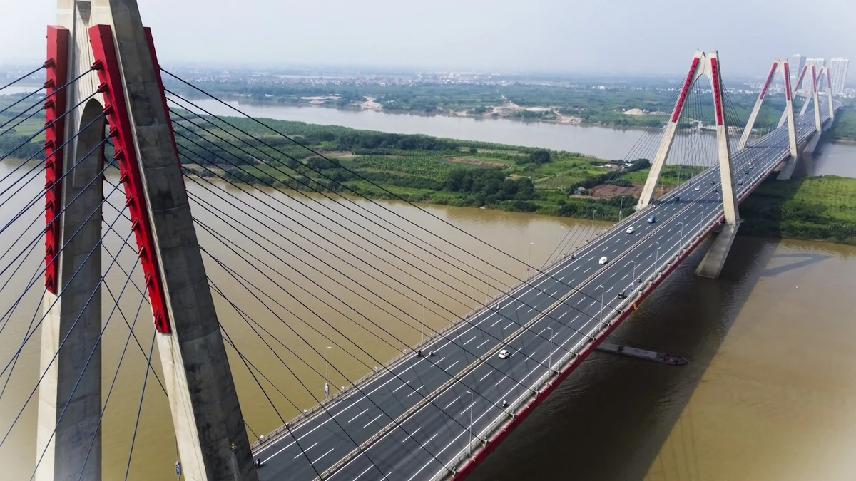Đây là cây cầu thép dây văng lớn nhất Việt Nam, được coi như một biểu tượng mới của Hà Nội.