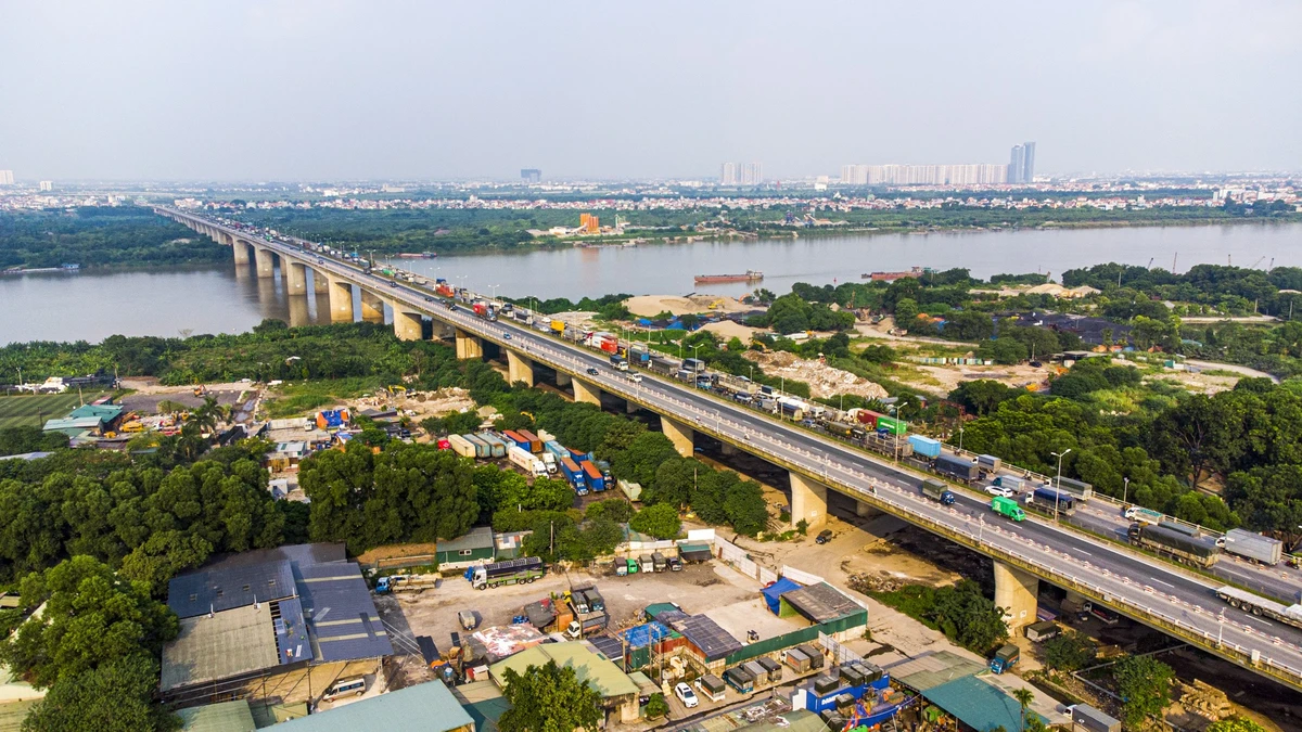 Đây là cây cầu lớn nhất trong dự án các cây cầu của Hà Nội bắc qua sông Hồng. Cầu bắt đầu từ điểm cắt quốc lộ 1A tại Pháp Vân (Thanh Trì), điểm cuối cắt quốc lộ 5 tại Sài Đồng (Gia Lâm).