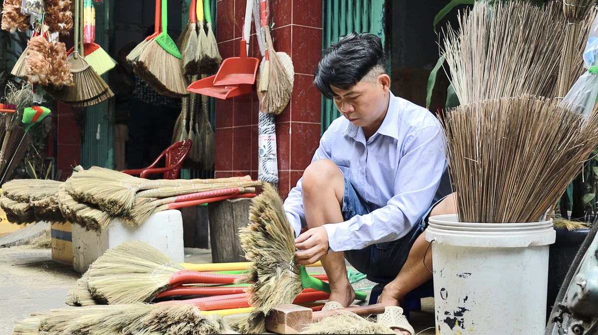 Anh Nguyễn Hoàng Tuấn, thợ làm thủ công chia sẻ: “Hồi xưa khoảng trăm nhà bây giờ còn 10 nhà, đầu hẻm đến cuối hẻm còn 10 nhà vậy đó, người ta nghỉ rộ hết rồi. Còn mình thì bây giờ nghỉ không biết làm gì hết, nên quyết tâm bám theo nghề ông bà cha mẹ để lại thôi”. Ảnh: DI LINH làng chổi đót 2