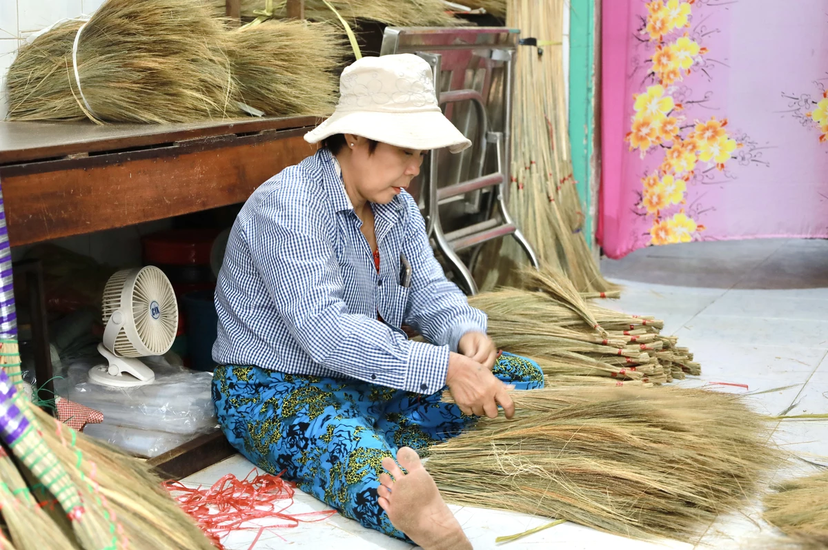 Theo bà Nguyễn Thị Thu Hồng – Chủ cơ sở sản xuất chổi Hồng Thái: “Do ảnh hưởng dịch và kinh tế khó khăn thì năm nay thị trường giảm, xuất khẩu cũng chậm hơn. Mọi năm là là xuất 4 chuyến đi năm nay chỉ còn có 2 chuyến đi nước ngoài”. Ảnh: DI LINH https://plo.vn/lang-choi-dot-duy-nhat-giua-long-tp-hcm-vao-vu-tet-post770505-11.jpg
