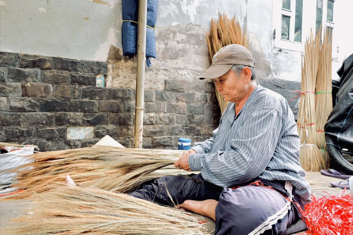 Gắn bó hơn 40 năm với nghề, bà Huệ năm nay đã 70 tuổi nhưng miệt mài bó đót, cho biết chỉ vào dịp thì mới làm nhiều chứ những tháng trong năm thì lại khá ế ẩm: "Nói chung Tết thì cũng làm được thôi, trong 12 tháng thì chỉ có 2 tháng cuối là làm được nhiều. Còn bây giờ giới trẻ nó đâu có làm, nó đi vô công ty làm hết rồi, với có thích cái nghề này thì mới làm được, mới gắn bó được". Ảnh: DI LINH. https://plo.vn/lang-choi-dot-duy-nhat-giua-long-tp-hcm-vao-vu-tet-post770505-18.jpg