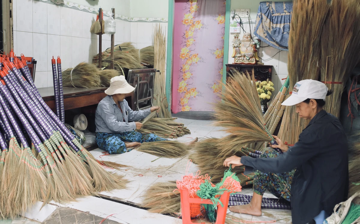 Cũng theo bà Nguyễn Thị Thu Hồng – chủ cơ sở sản xuất chổi Hồng Thái: “Cái nghề của mình mình phải làm chừng nào hết sức khỏe thì thôi, ví dụ sau này khi không còn thợ nữa, không còn sức khỏe nữa, thì mình làm bán các hàng chổi đặt bán cho bà con xài, mình không còn công nhân làm thì mình tự làm được, mình trong nghề mà, làm ra cây chổi được thì mình cũng kiếm được thu nhập chợ búa”. https://plo.vn/lang-choi-dot-duy-nhat-giua-long-tp-hcm-vao-vu-tet-post770505-21.jpg