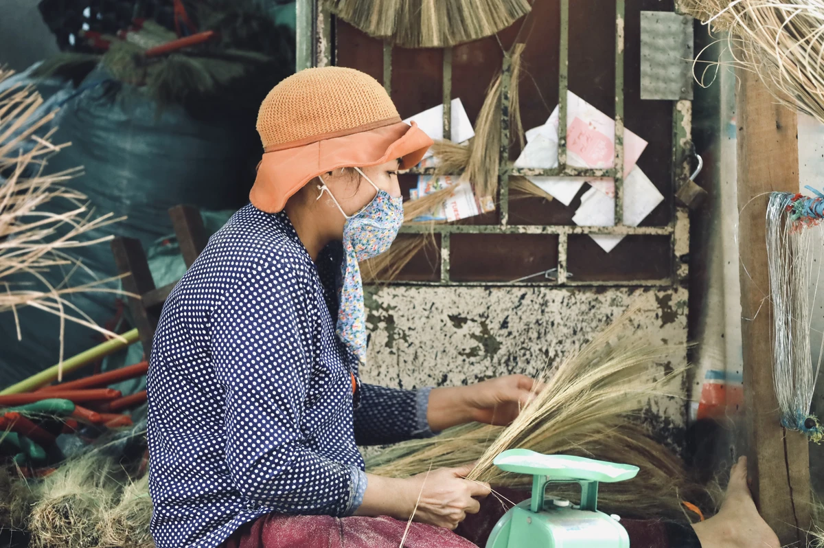 Nghề chổi không giàu được nhưng đã là nguồn sống cho rất nhiều gia đình. Nhiều thợ thủ công trong làng chổi đót vẫn cần mẫn xé đót, níu giữ cái nghề mà cha ông để lại với quyết tâm “còn sức thì còn làm”. Ảnh: DI LINH https://plo.vn/lang-choi-dot-duy-nhat-giua-long-tp-hcm-vao-vu-tet-post770505-100.jpg