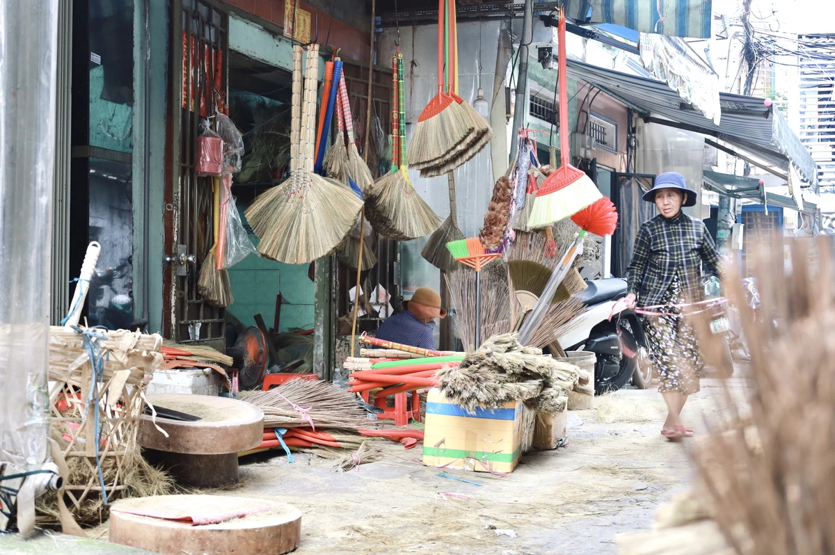 Ghi nhận của PLO tại con hẻm Phạm Văn Chí (phường 4, quận 6, TP.HCM), những ngày này làng chổi đót đang tất bật vào vụ Tết. Đây là thời điểm bận rộn nhất của các gia đình còn theo nghề làm chổi thủ công tại đây. Ảnh: DI LINH làng chổi đót