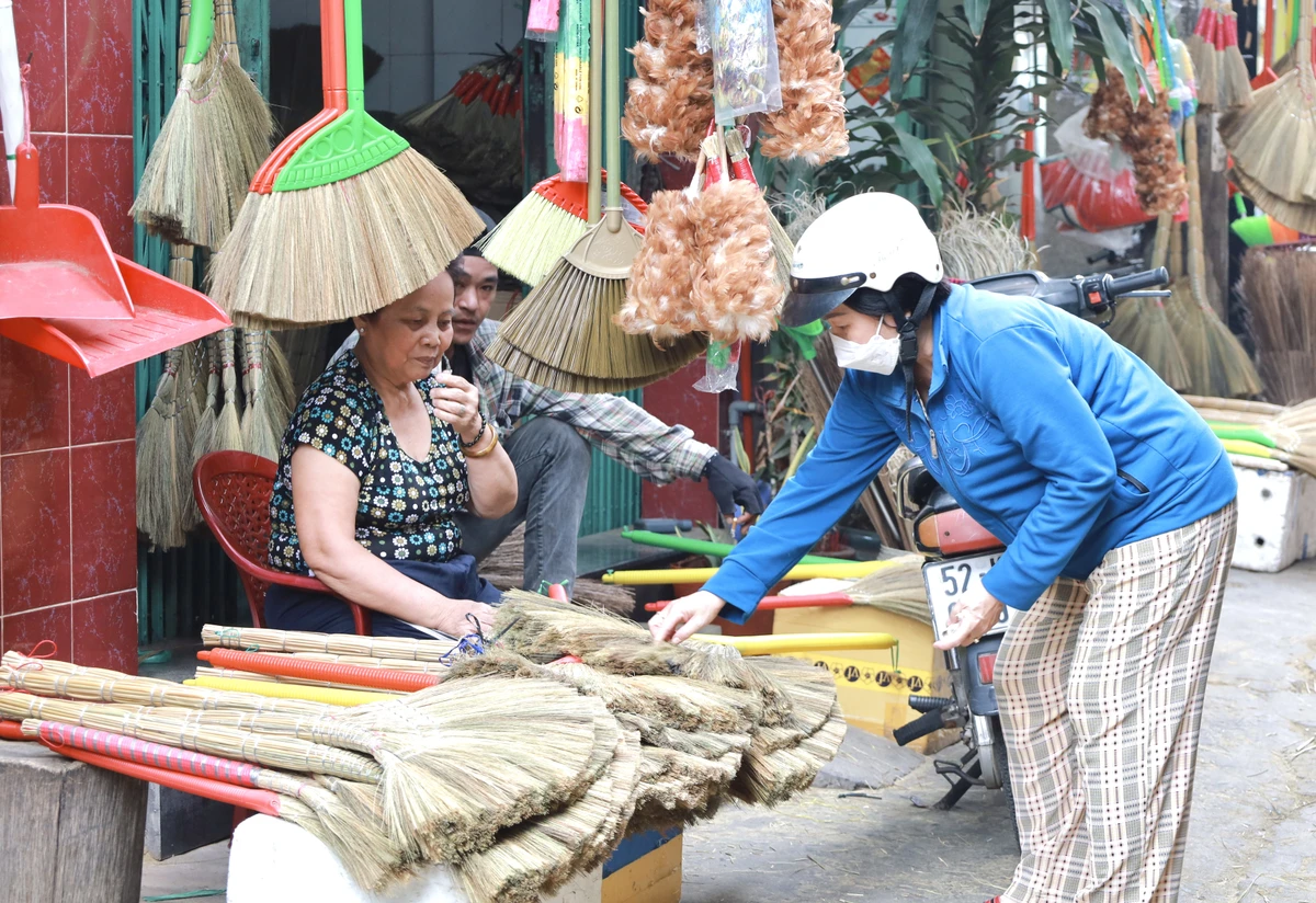 Một cây chổi đót thành phẩm có giá bán từ 20-40 nghìn đồng. Thị trường chủ yếu tại TP.HCM và một số tỉnh miền Tây. Ảnh: DI LINH https://plo.vn/lang-choi-dot-duy-nhat-giua-long-tp-hcm-vao-vu-tet-post770505-8.jpg