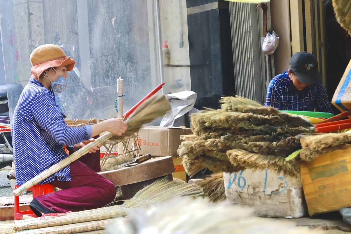 Làng chổi đót hầu như không có sự xuất hiện của máy móc, nếu như các làng nghề khác được thay thế làm bằng máy thì đối với làm chổi đót tất cả các công đoạn phải làm bằng đôi tay của người thợ. Ảnh: DI LINH https://plo.vn/lang-choi-dot-duy-nhat-giua-long-tp-hcm-vao-vu-tet-post770505-10.jpg