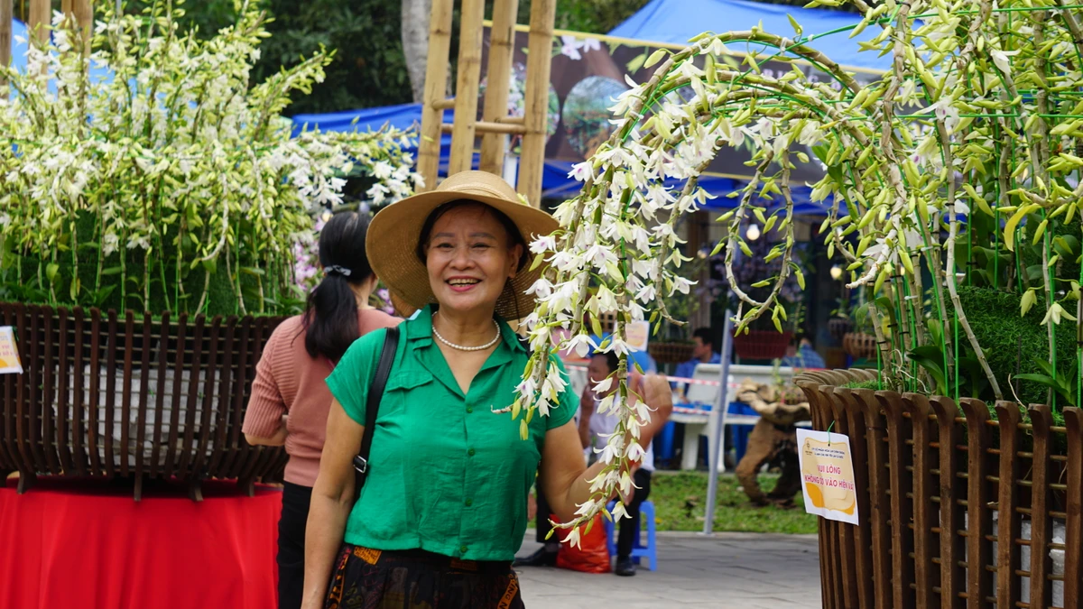 Chậu lan khổng lồ 'con Lạc - cháu Hồng' ở đền Hùng, phải cắt cử bảo vệ đứng canh 5.JPG