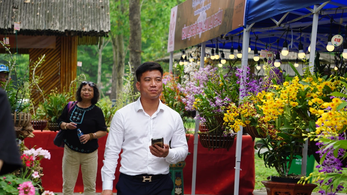 Chậu lan khổng lồ 'con Lạc - cháu Hồng' ở đền Hùng, phải cắt cử bảo vệ đứng canh 8.JPG