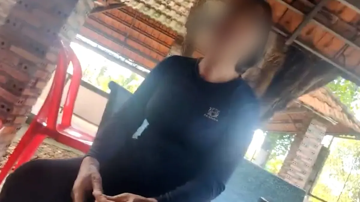 người phụ nữ áo đen chào hàng món ăn.jpg