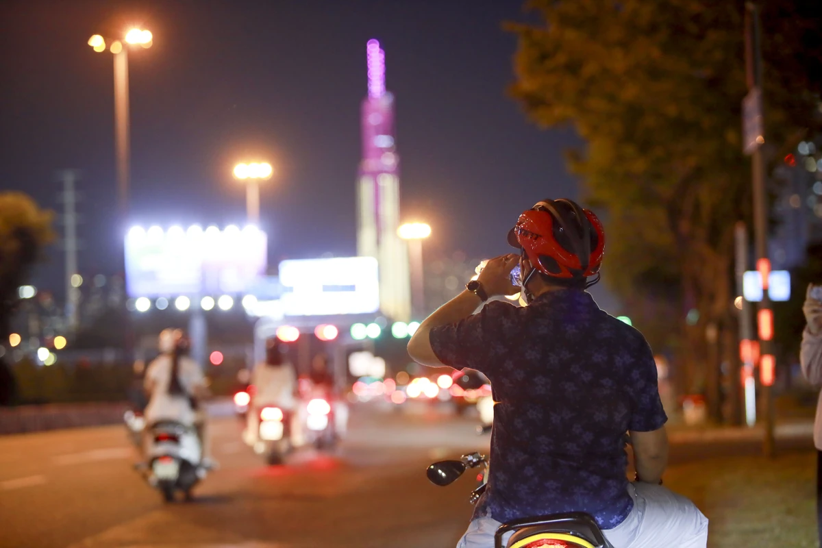 Dù đã khuya, ông vẫn không quên đảo mắt khắp các ngã đường để không bỏ sót một ai đang cần sự giúp đỡ của mình trong đêm. Chu-long-quan-9 (39).jpg