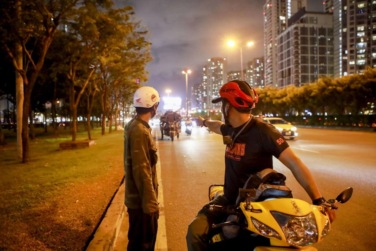 Thấy người đàn ông đang lóng ngóng tìm đường lúc giữa đêm, ông Long tấp lại chỉ giúp hướng đi... Chu-long-quan-9 (94).jpg