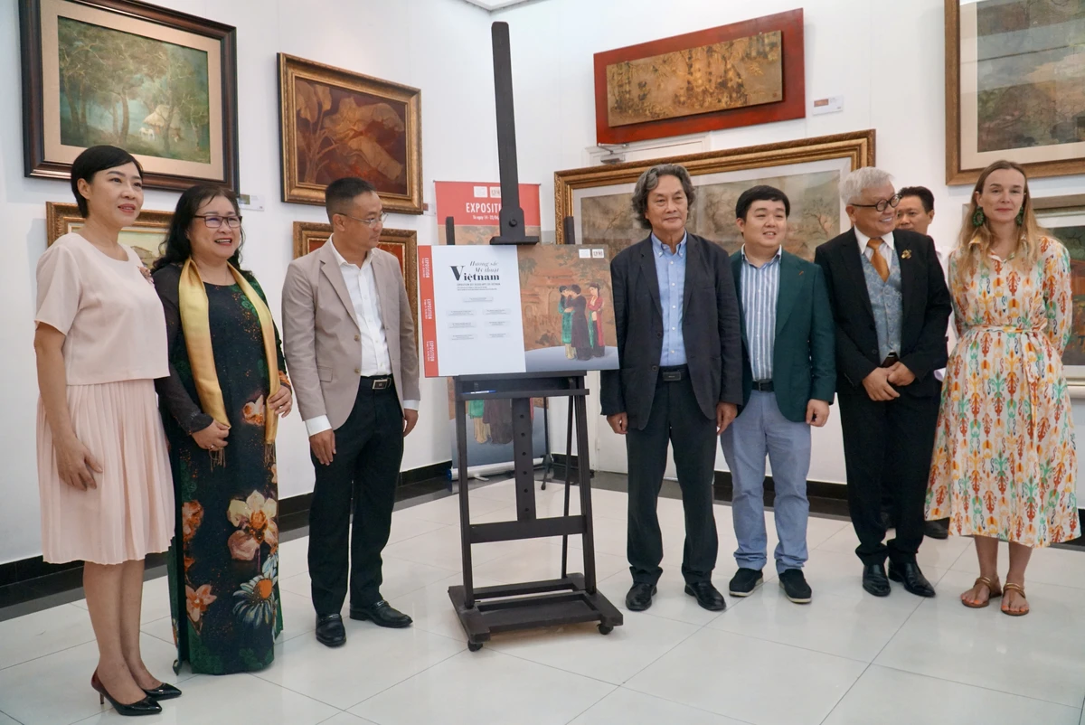 Các khách mời tại khai mạc triển lãm. Ảnh: BẢO PHƯƠNG Các khách mời tại khai mạc triển lãm. Ảnh: BẢO PHƯƠNG