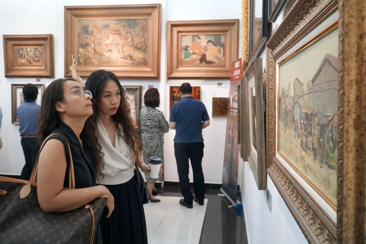 Tại triển lãm, BTC đã giới thiệu bộ sưu tập gồm 50 tác phẩm, trong đó có 21 bức sơn mài và 5 tranh lụa... Ảnh: BẢO PHƯƠNG Tại triển lãm, BTC đã giới thiệu bộ sưu tập gồm 50 tác phẩm, trong đó có 21 bức sơn mài và 5 tranh lụa... Ảnh: BẢO PHƯƠNG