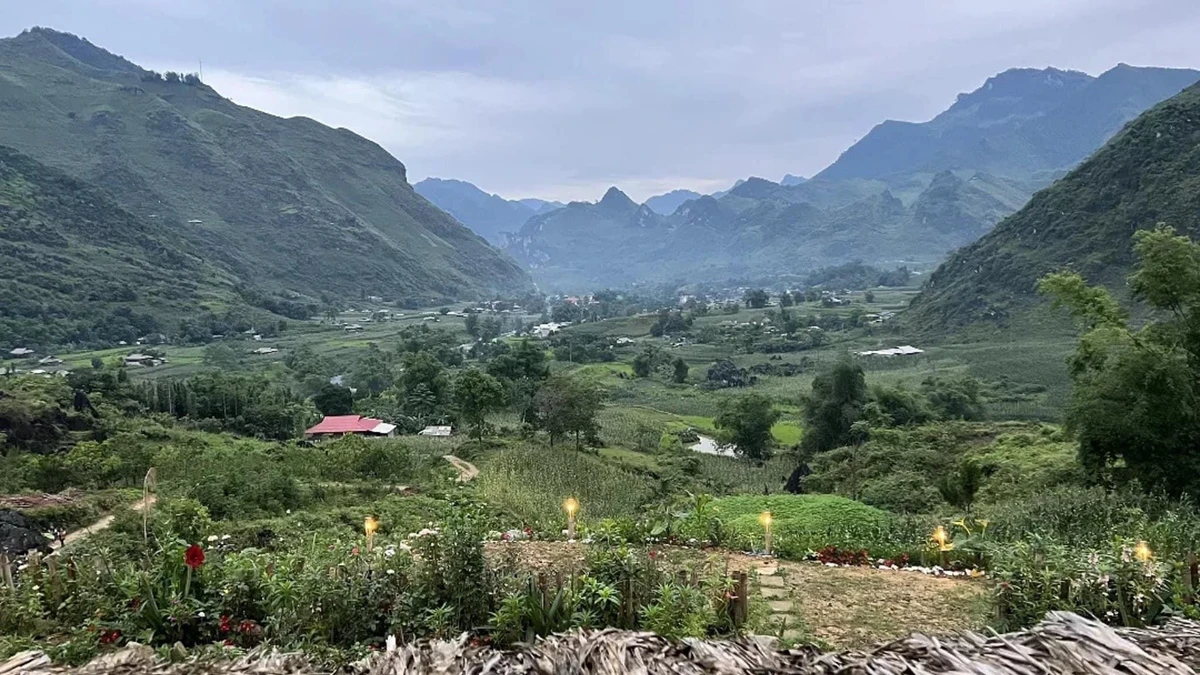 Một bản làng ở Du Già được bao quanh bởi núi rừng hùng vĩ. Ảnh: RORY NGUYỄN.