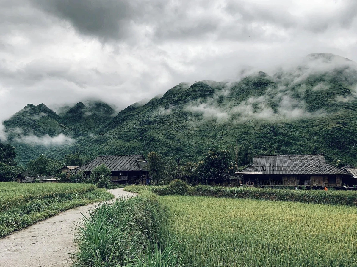 Buổi sáng tại một bản làng tại xã Du Già. Ảnh: RORY NGUYỄN.