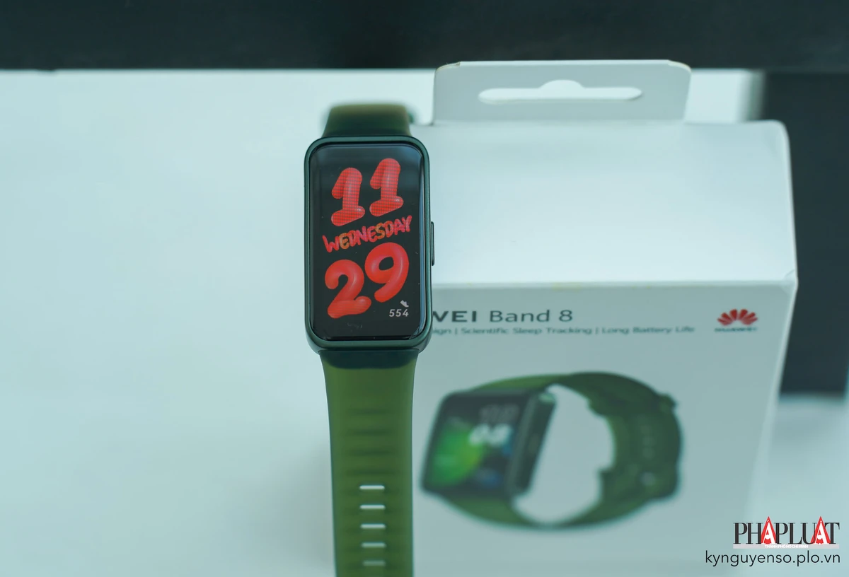 huawei-band-8-co-day-deo-trong-suot Dây đeo trong suốt và kháng khuẩn. Ảnh: TIỂU MINH