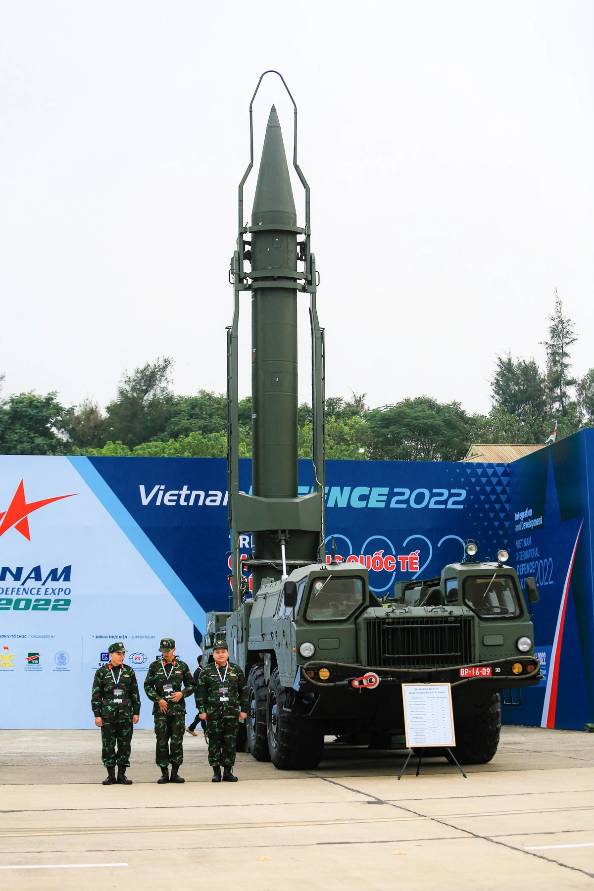 Tên lửa đất đối đất R-17E được Việt Nam trưng bày tại triển lãm. Tên lửa đất đối đất R-17E được Việt Nam trưng bày tại triển lãm.