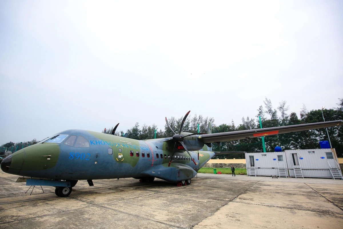 Chiếc máy bay EADS CASA C-295 của Lữ đoàn Không quân 918 thuộc Quân chủng Phòng không - Không quân được đưa đến khu trưng bày ngoài trời. Đây là loại máy bay vận tải quân sự chiến thuật hai động cơ, do hãng Airbus Military, trụ sở tại Tây Ban Nha, chế tạo. Mẫu C-295 đầu tiên bay thử năm 1997 và được chào bán năm 2001. Chiếc máy bay EADS CASA C-295 của Lữ đoàn Không quân 918 thuộc Quân chủng Phòng không - Không quân được đưa đến khu trưng bày ngoài trời. Đây là loại máy bay vận tải quân sự chiến thuật hai động cơ, do hãng Airbus Military, trụ sở tại Tây Ban Nha, chế tạo. Mẫu C-295 đầu tiên bay thử năm 1997 và được chào bán năm 2001.
