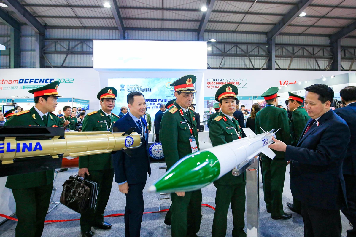 Các sản phẩm của Việt Nam trưng bày, giới thiệu tại Triển lãm sẽ bao gồm các sản phẩm do các cơ quan, đơn vị của Bộ Quốc phòng (Tổng cục CNQP, Quân chủng PK-KQ, Quân chủng Hải quân, Học viện KTQS, Trung tâm Nhiệt đới Việt - Nga, Tập đoàn Công nghiệp viễn thông Quân đội và các công ty thương mại, dịch vụ của Bộ Quốc phòng) và Bộ Công an (Cục Công nghiệp an ninh) nghiên cứu, chế tạo. Các sản phẩm của Việt Nam trưng bày, giới thiệu tại Triển lãm sẽ bao gồm các sản phẩm do các cơ quan, đơn vị của Bộ Quốc phòng (Tổng cục CNQP, Quân chủng PK-KQ, Quân chủng Hải quân, Học viện KTQS, Trung tâm Nhiệt đới Việt - Nga, Tập đoàn Công nghiệp viễn thông Quân đội và các công ty thương mại, dịch vụ của Bộ Quốc phòng) và Bộ Công an (Cục Công nghiệp an ninh) nghiên cứu, chế tạo.
