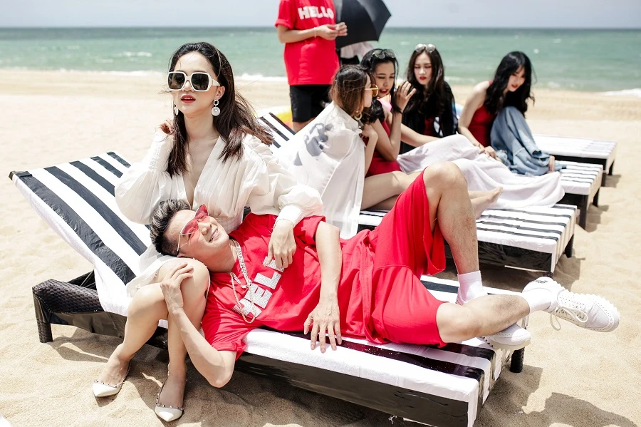 Hương Giang bất ngờ ‘tái hợp’ Mr. Đàm trong MV ‘Hello’ ảnh 5 Hương Giang bất ngờ ‘tái hợp’ Mr. Đàm trong MV ‘Hello’ ảnh 5