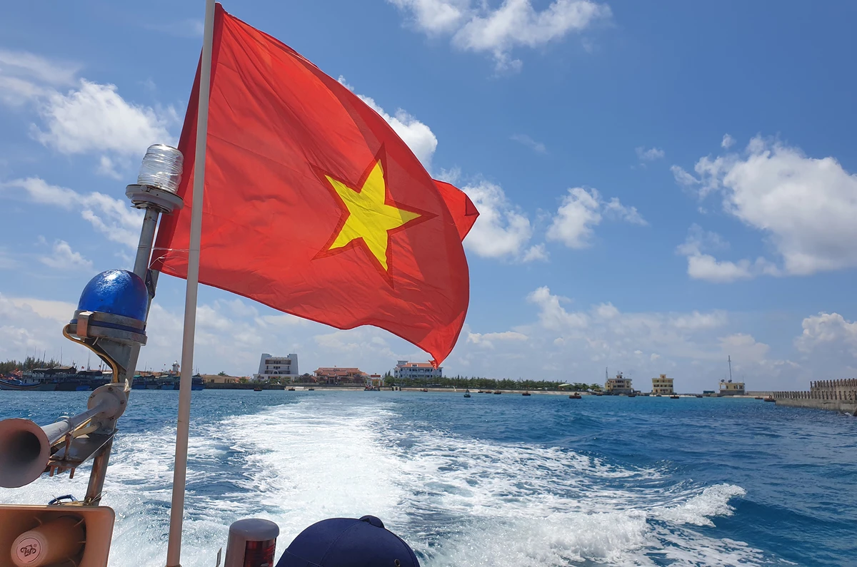 Theo Trung tướng Nguyễn Văn Bổng, Chính ủy Quân chủng Hải quân, Trường Sa như một mái nhà của cán bộ chiến sĩ, đây cũng là nhà, là quê hương của ngư dân. Ngôi nhà này phải rộng mở, được đón, được hỗ trợ ngư dân. Hải quân phải có trách nhiệm bảo vệ dân, giúp dân vươn khơi, bám biển. Ảnh: NT Theo Trung tướng Nguyễn Văn Bổng, Chính ủy Quân chủng Hải quân, Trường Sa như một mái nhà của cán bộ chiến sĩ, đây cũng là nhà, là quê hương của ngư dân. Ngôi nhà này phải rộng mở, được đón, được hỗ trợ ngư dân. Hải quân phải có trách nhiệm bảo vệ dân, giúp dân vươn khơi, bám biển. Ảnh: NT