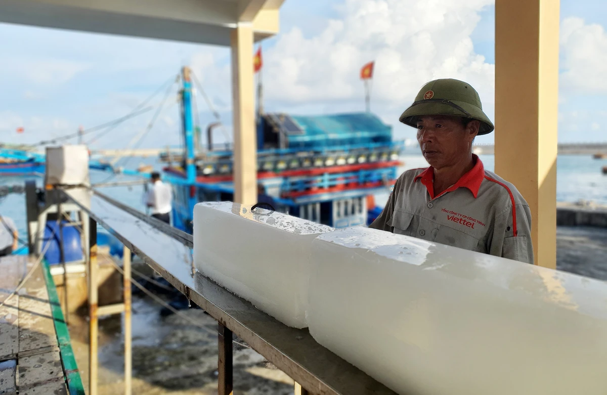 Tại đảo Đá Tây A, có khu vực dịch vụ hậu cần nghề cá có thể cung cấp gần 1000 cây đá mỗi ngày cho ngư dân vươn khơi, bám biển. Ảnh: NT Tại đảo Đá Tây A, có khu vực dịch vụ hậu cần nghề cá có thể cung cấp gần 1000 cây đá mỗi ngày cho ngư dân vươn khơi, bám biển. Ảnh: NT