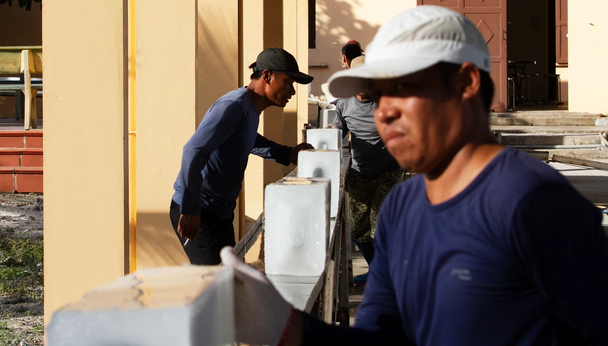 Theo thuyền trưởng Nguyễn Văn Để, trước đây tàu cá hết đá thì phải quay về đất liền dù khu vực đánh bắt còn rất nhiều cá. Nhưng nay khi đã có dịch vụ hậu cần, ngư dân có thể ở lại đánh bắt tiếp mà không còn phải lo hết đá, hết dầu hay lương thực, thực phẩm. Ảnh: NT Theo thuyền trưởng Nguyễn Văn Để, trước đây tàu cá hết đá thì phải quay về đất liền dù khu vực đánh bắt còn rất nhiều cá. Nhưng nay khi đã có dịch vụ hậu cần, ngư dân có thể ở lại đánh bắt tiếp mà không còn phải lo hết đá, hết dầu hay lương thực, thực phẩm. Ảnh: NT